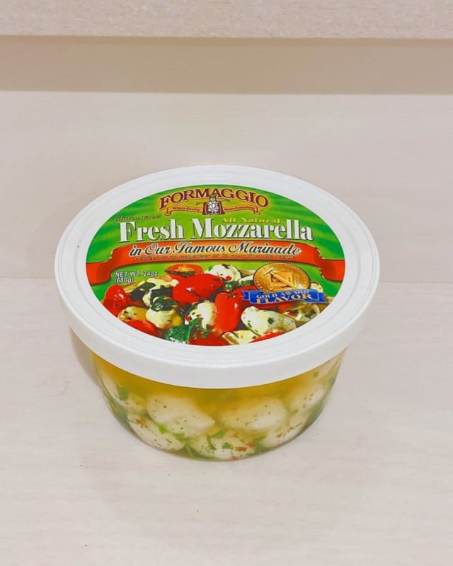 コストコのフレッシュモッツァレラガーリック&バジルを置いている写真