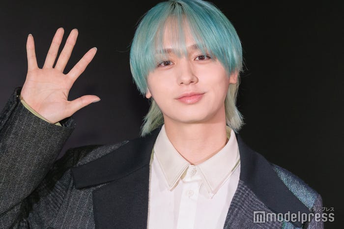 青髪を披露した伊野尾慧(C)モデルプレス