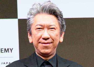 「かっこよすぎーッ！」「圧倒的なオーラ」布袋寅泰「ただいま」新幹線ホームに立つ姿にファン絶叫