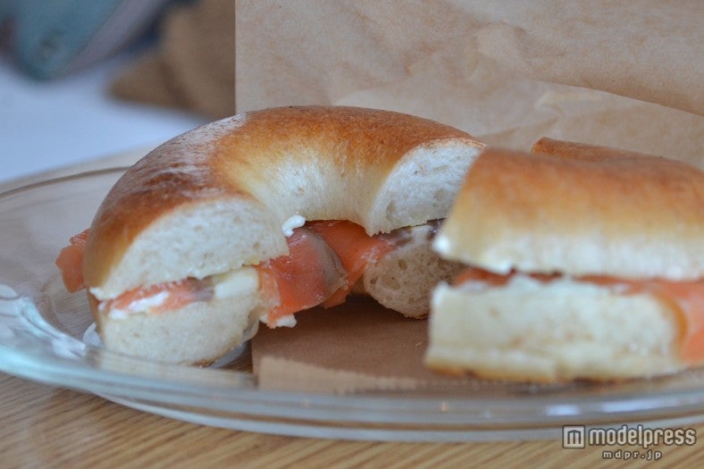 人気No．1の「スモークサーモンとクリームチーズのベーグル」