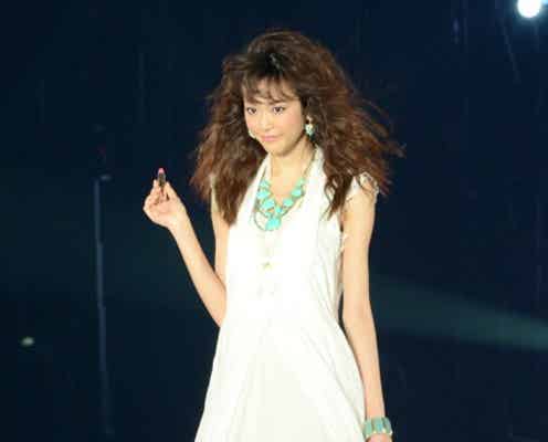 桐谷美玲、ミニワンピで美脚魅せ 初TGCに「緊張して、手が震えた」