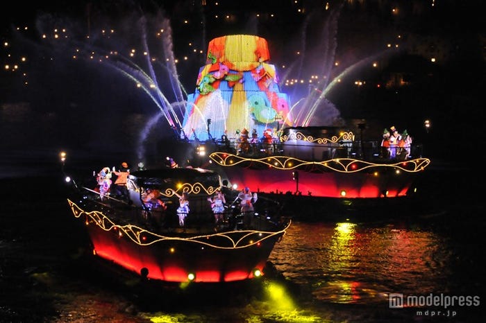 スペシャルショー「Halloween Party with AKB48」/(C)Disney