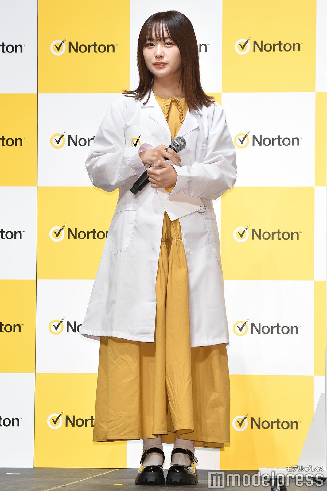 講座に向けて白衣をまとったなえなの（C）モデルプレス