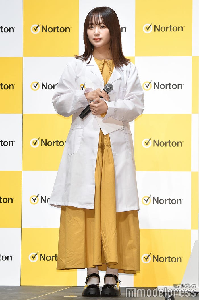 講座に向けて白衣をまとったなえなの(C)モデルプレス