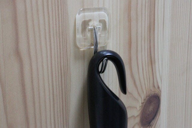 セリア　水周りでも使える耐水性クリアテープフック　使用例