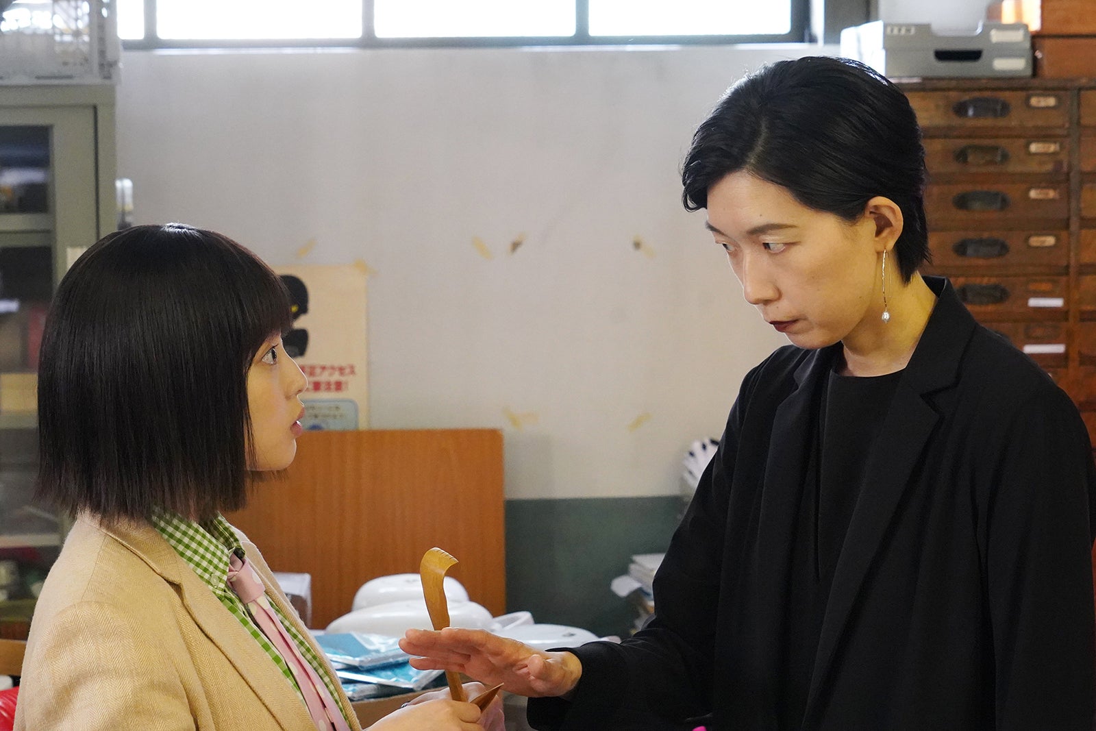 今田美桜、江口のりこ／「悪女（わる）～働くのがカッコ悪いなんて誰が言った？～」第8話より（C）日本テレビ