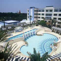 ディズニーアンバサダーホテル パームガーデンプール(C)Disney