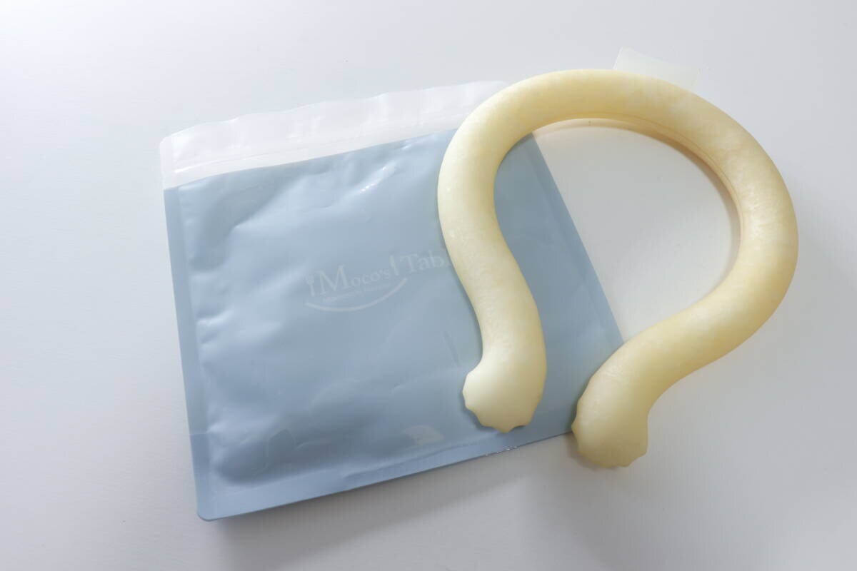水色の保冷剤付ジップバッグの横に白いネックリングが置かれている