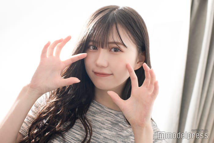 “オオカミポーズ”/三原羽衣(C)モデルプレス
