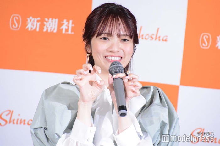 ネイルをアピールする宮田愛萌 (C)モデルプレス