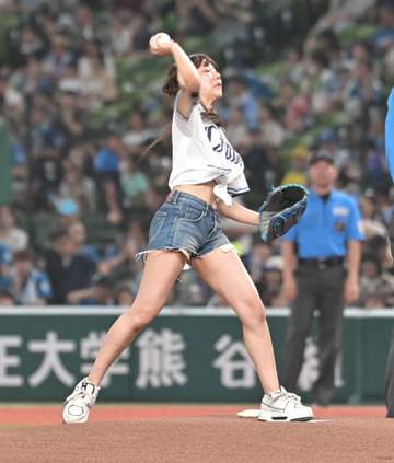スラリ美脚の女優が始球式 なぜかプレート後方から投げノーバンならず その場にしゃがみ込んで悔しがる
