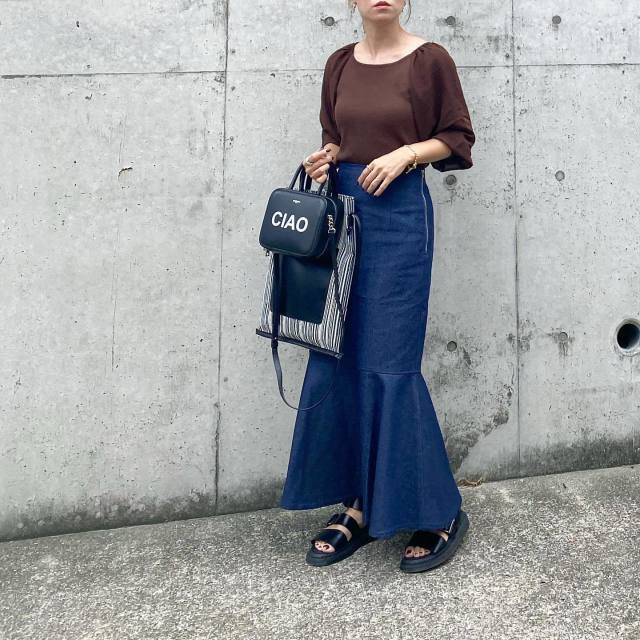 大人 デニムマーメイドスカートコーデ