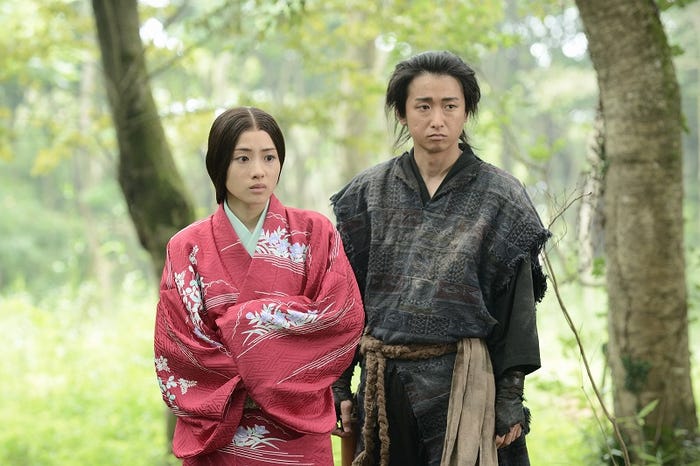 石原さとみ、大野智(C)2008 和田竜/新潮社 (C)2017 映画「忍びの国」製作委員会