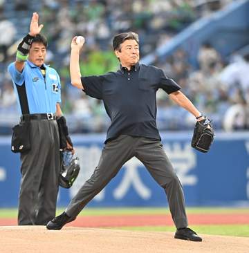 「超大物俳優が始球式に」三浦友和が神宮登場！「160キロ出そう」と宣言→まさかのワンバン投球に両手を膝について悔しがる「カッコヨ！」「若々しいな」