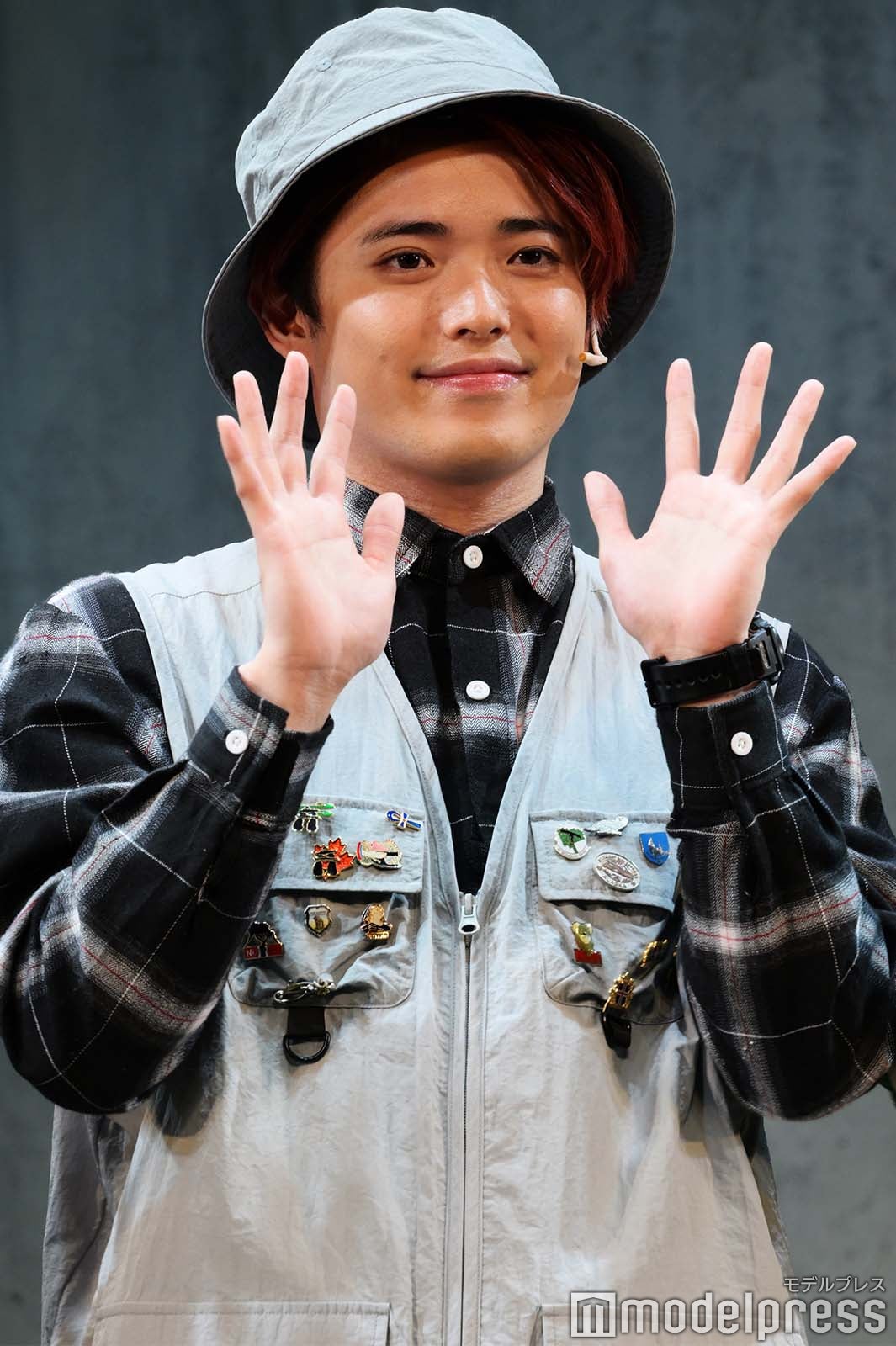 「メイク時間は15分」の吉澤閑也（C）モデルプレス