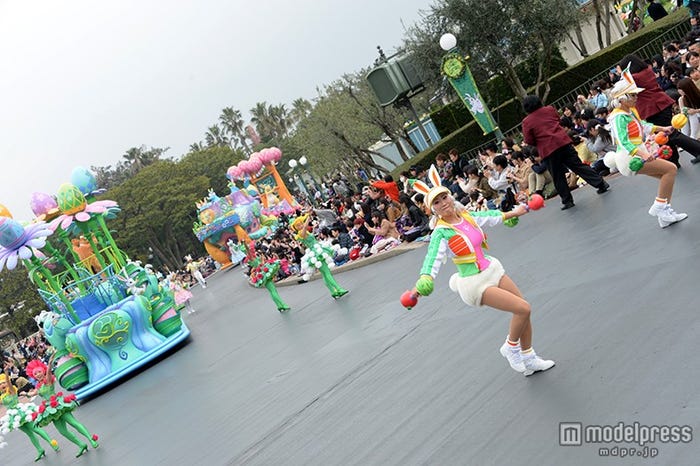 各フロートに合わせたコスチュームのダンサーたち