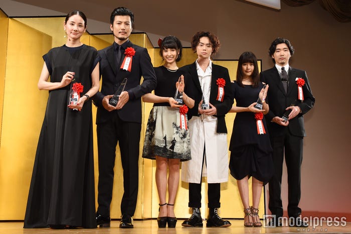 「2016年 第40回エランドール賞」新人賞を受賞し授賞式に出席した(左から)吉田羊、玉山鉄二、土屋太鳳、菅田将暉、有村架純、柄本佑(C)モデルプレス