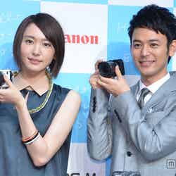 キヤノンデジタルカメラ新製品「EOS M」のコミュニケーションパートナーに起用された新垣結衣、妻夫木聡