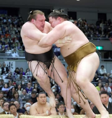 安青錦 痛恨の黒星...綱とり崖っぷち 中日までに3敗は過去に昇進例なし 報道陣に取材断り、うつむき加減で腕組み無言貫く