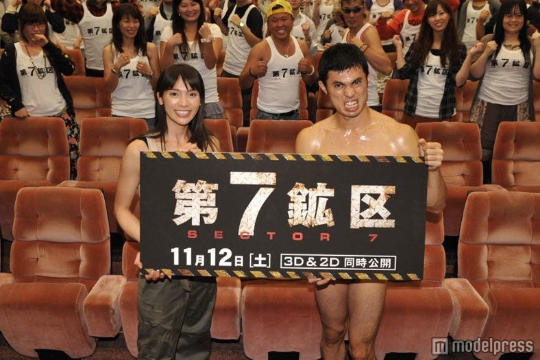 （左から）AKB48秋元才加、小島よしお