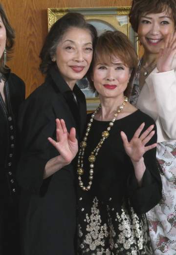 麻実れいと小柳ルミ子が56年ぶりに感動の再会 宝塚の同期 「昨日も会った感じ」「お互いよく生きてますね」