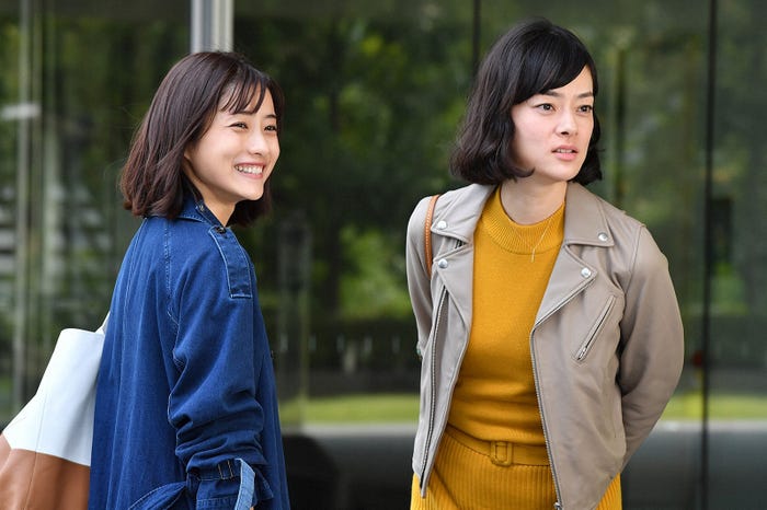 石原さとみ、市川実日子/「アンナチュラル」第2話より(C)TBS