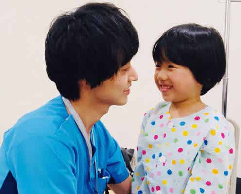 山崎賢人、見つめ合い・全力ハグ…いちゃいちゃショットが可愛すぎる<グッド・ドクター>