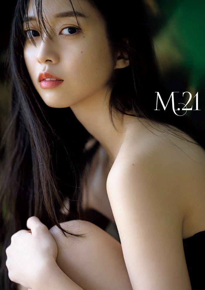 牧野真莉愛写真集『M.21』表紙(画像提供:ワニブックス)
