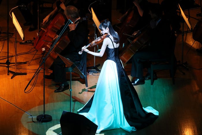バイオリニスト・寺下真理子が“ウラネプメドレー”を披露(写真:堀衛)
