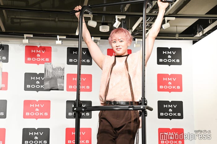 懸垂を披露するシューヤ(C)モデルプレス