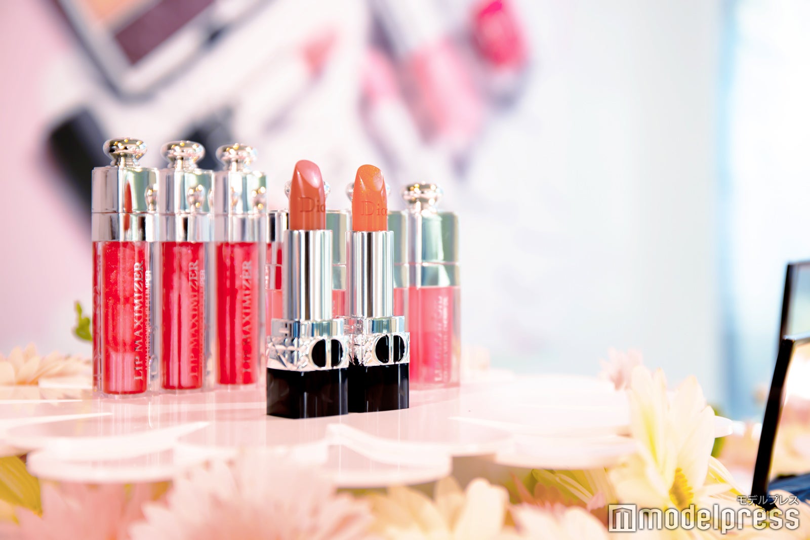 「ルージュ ディオール」（左から）241 ピンク サクラ サテン、348 コーラル ピオニー サテン（C）モデルプレス