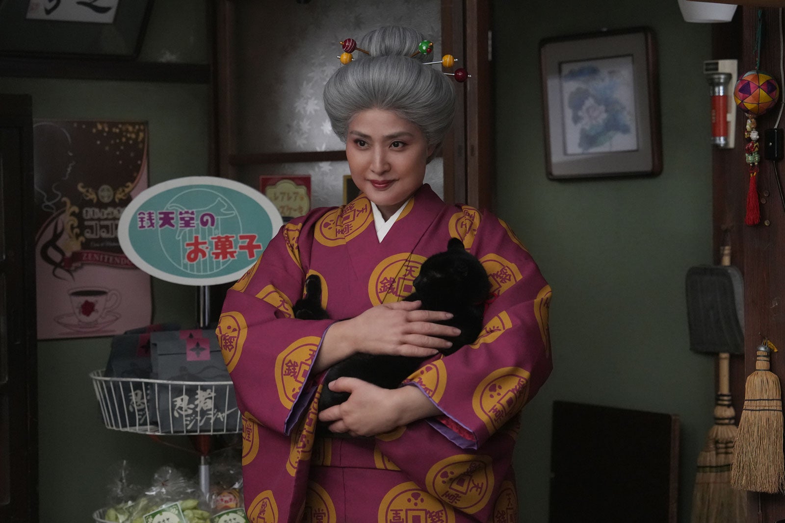 天海祐希（C）2024映画「ふしぎ駄菓子屋 銭天堂」製作委員会