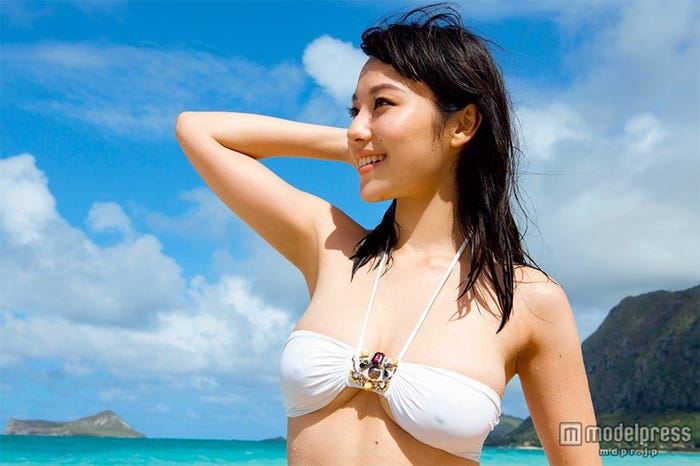 豊満な美バストを披露した谷村奈南/写真集『7』(ワニブックス刊、2014年9月7日発売)撮影:西田幸樹