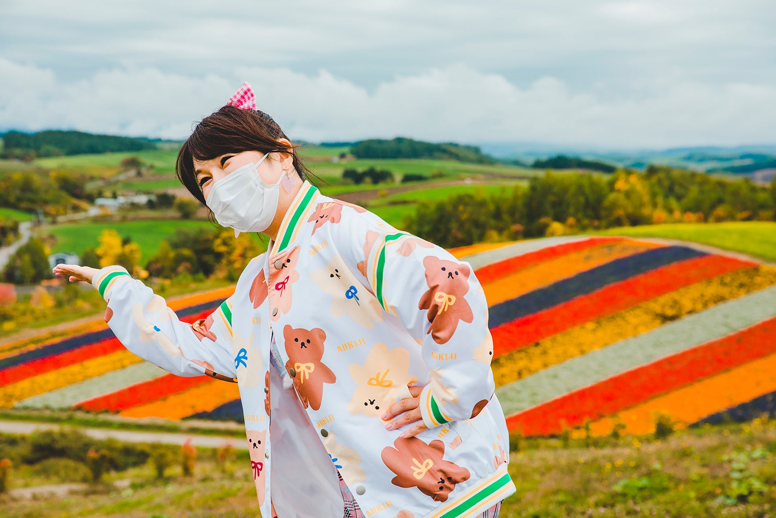 美瑛町四季彩の丘／はるな愛（C）UHB