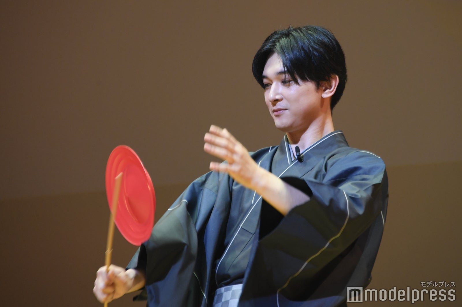 皿回しをする吉沢亮（C）モデルプレス