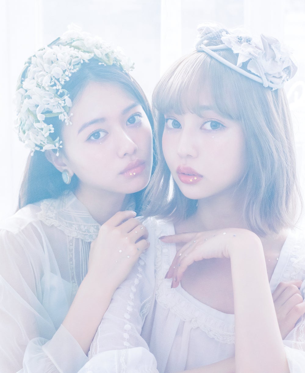 （左から）山本舞香、中村里砂 （写真提供：徳間書店）