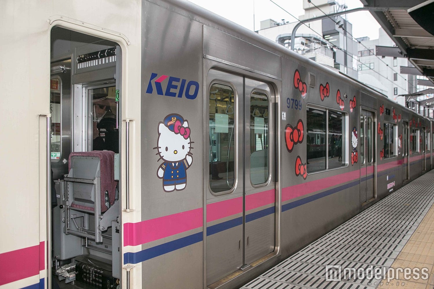 可愛いサンリオキャラで駅をデコレーション 京王電鉄とのコラボ再び