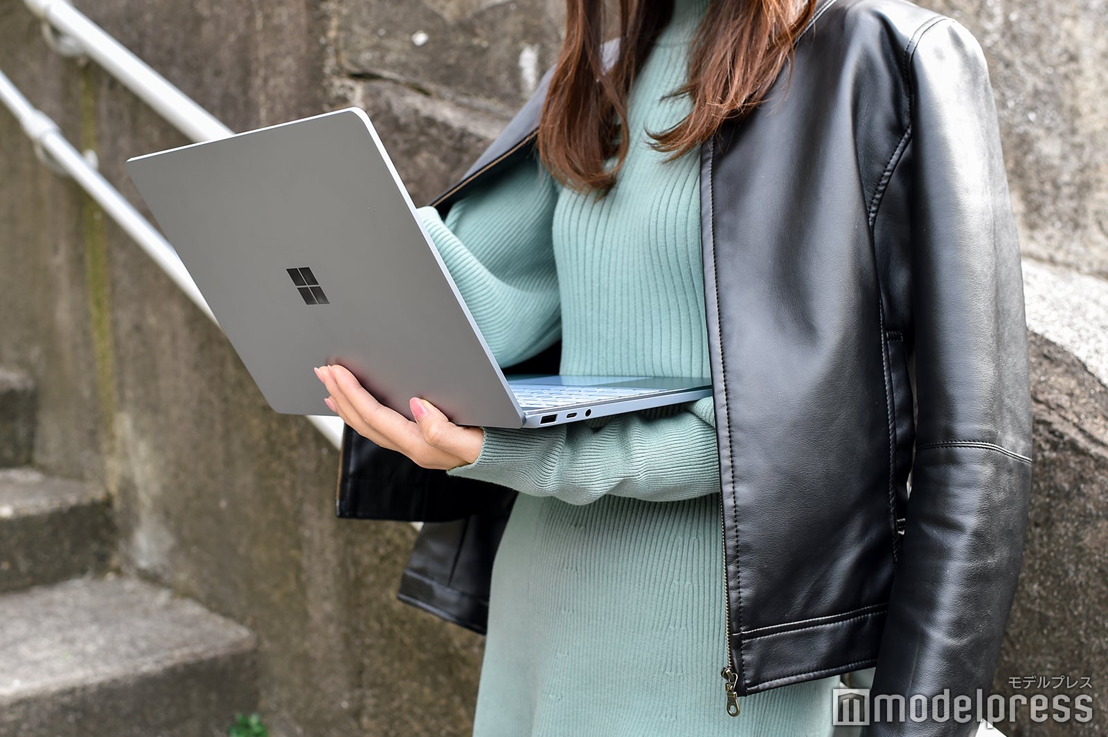 女性でも片手で持てる（C）モデルプレス