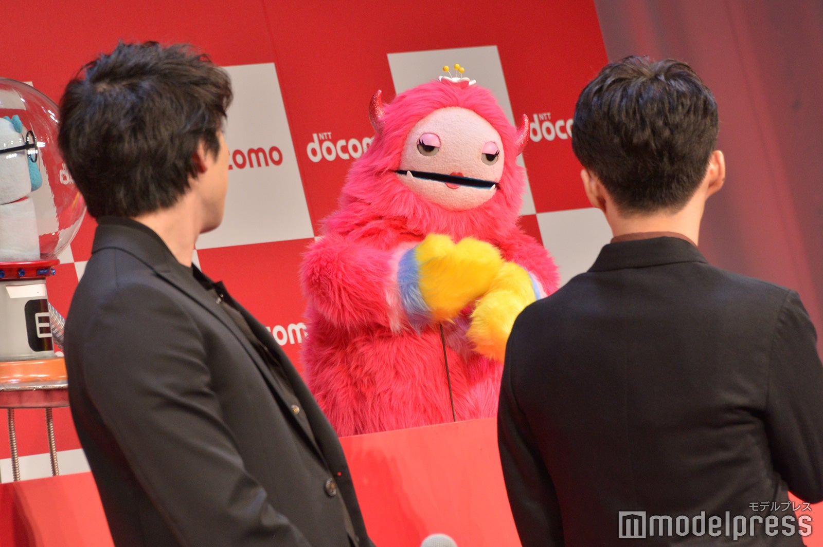 モンジュウロウを見つめる新田真剣佑と星野源（C）モデルプレス