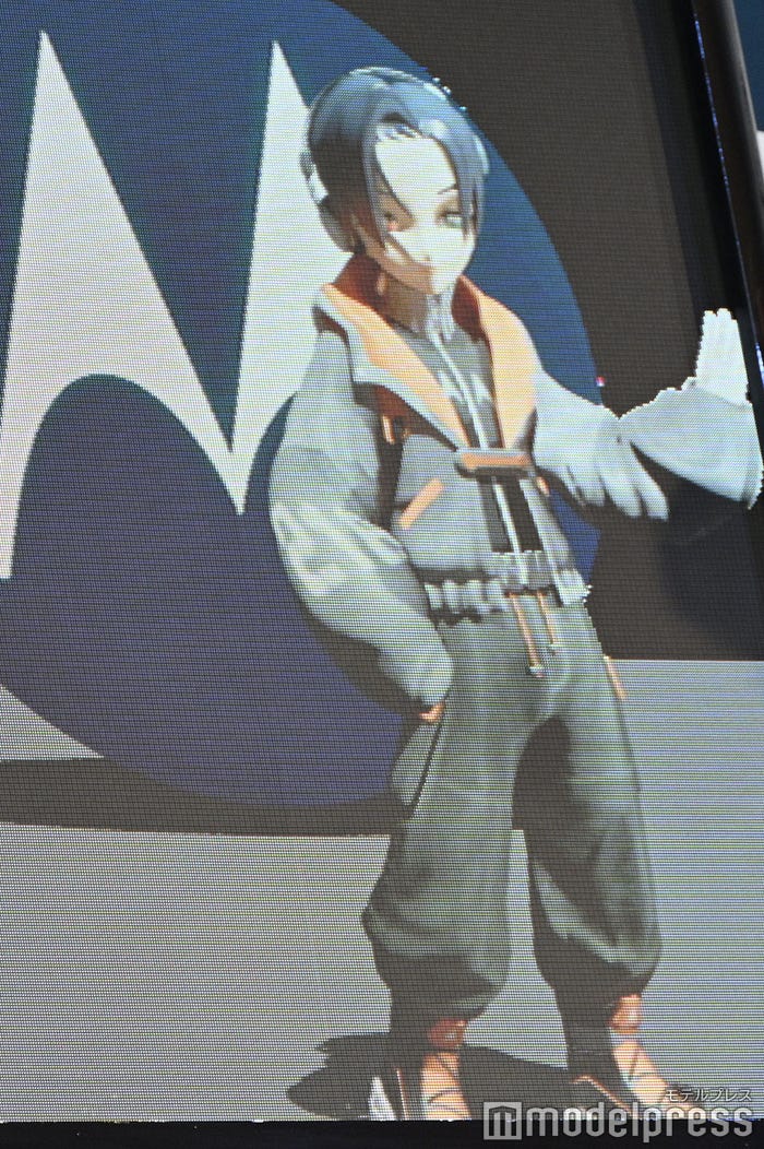 目黒蓮と手を合わせるミニREN(C)モデルプレス