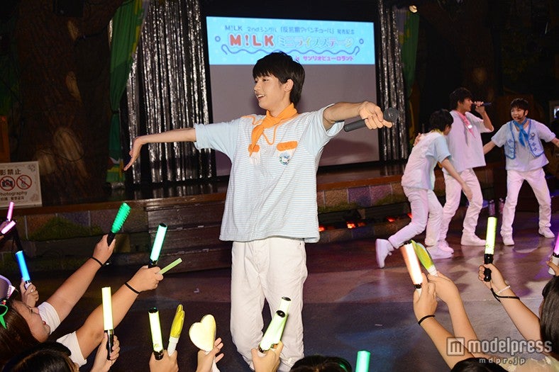 ファンと至近距離で生パフォーマンス