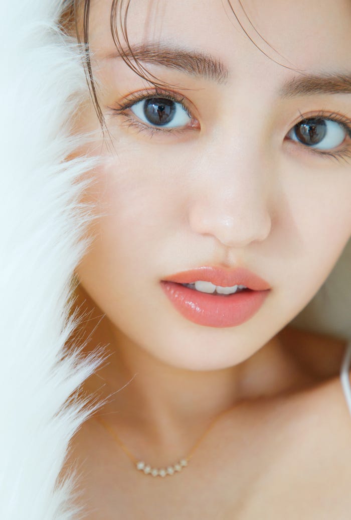 「香音オフィシャルカレンダー2022.4-2023.3」特典カット(3月30日発売)(C)SDP