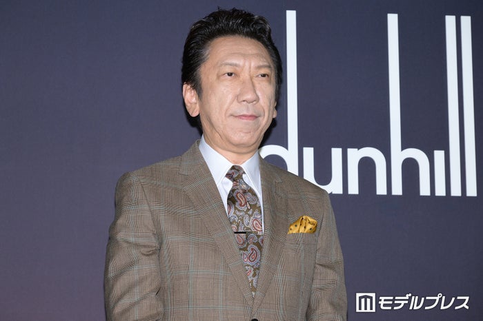 布袋寅泰、CMで共演中の“姪っ子”との2ショット公開「背が高くてスタイル抜群」「やりとり可愛い」の声