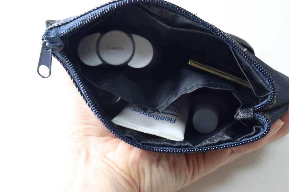 ダイソーのウェットティッシュも持ち運べるメイクポーチにコスメを収納する