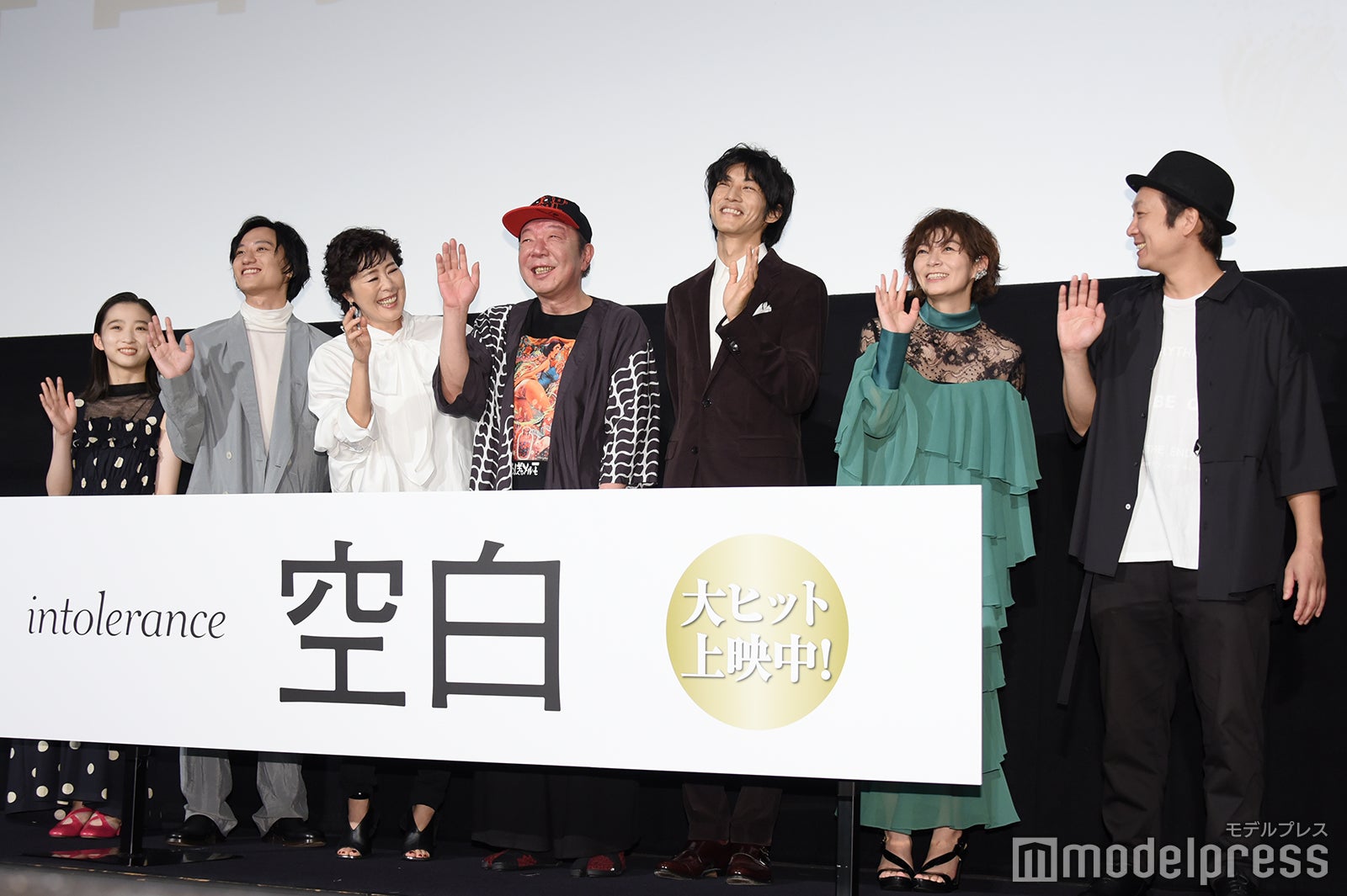 （左から）伊東蒼、藤原季節、寺島しのぶ、古田新太、松坂桃李、田畑智子、????田恵輔監督