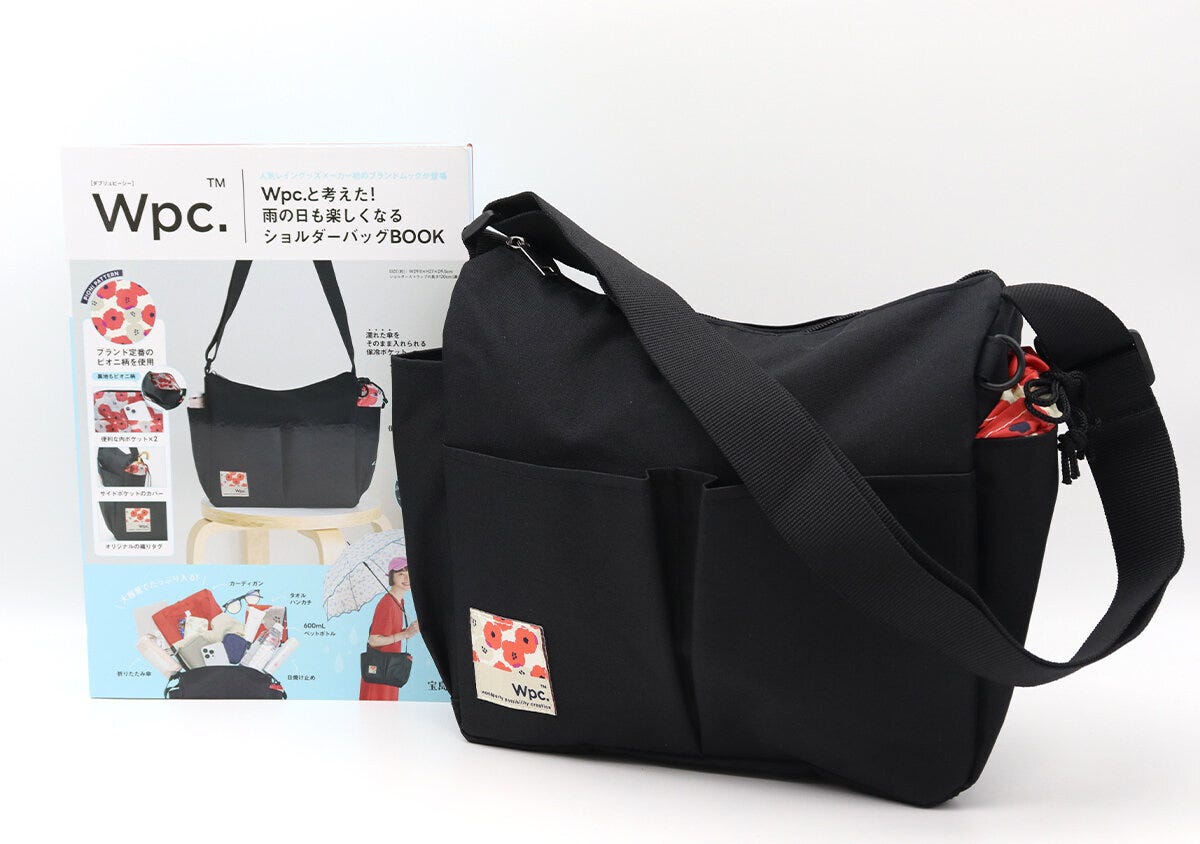 黒いショルダーバッグと付録BOOKのパッケージが並んでいる