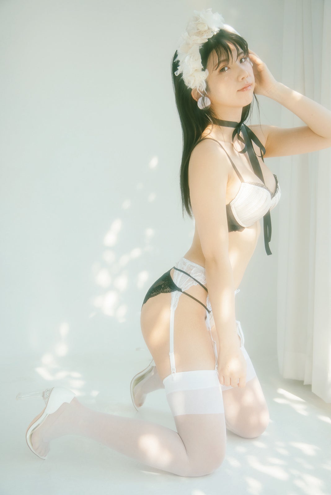 えなこ、上品に透けるレースランジェリーでセクシーな曲線美