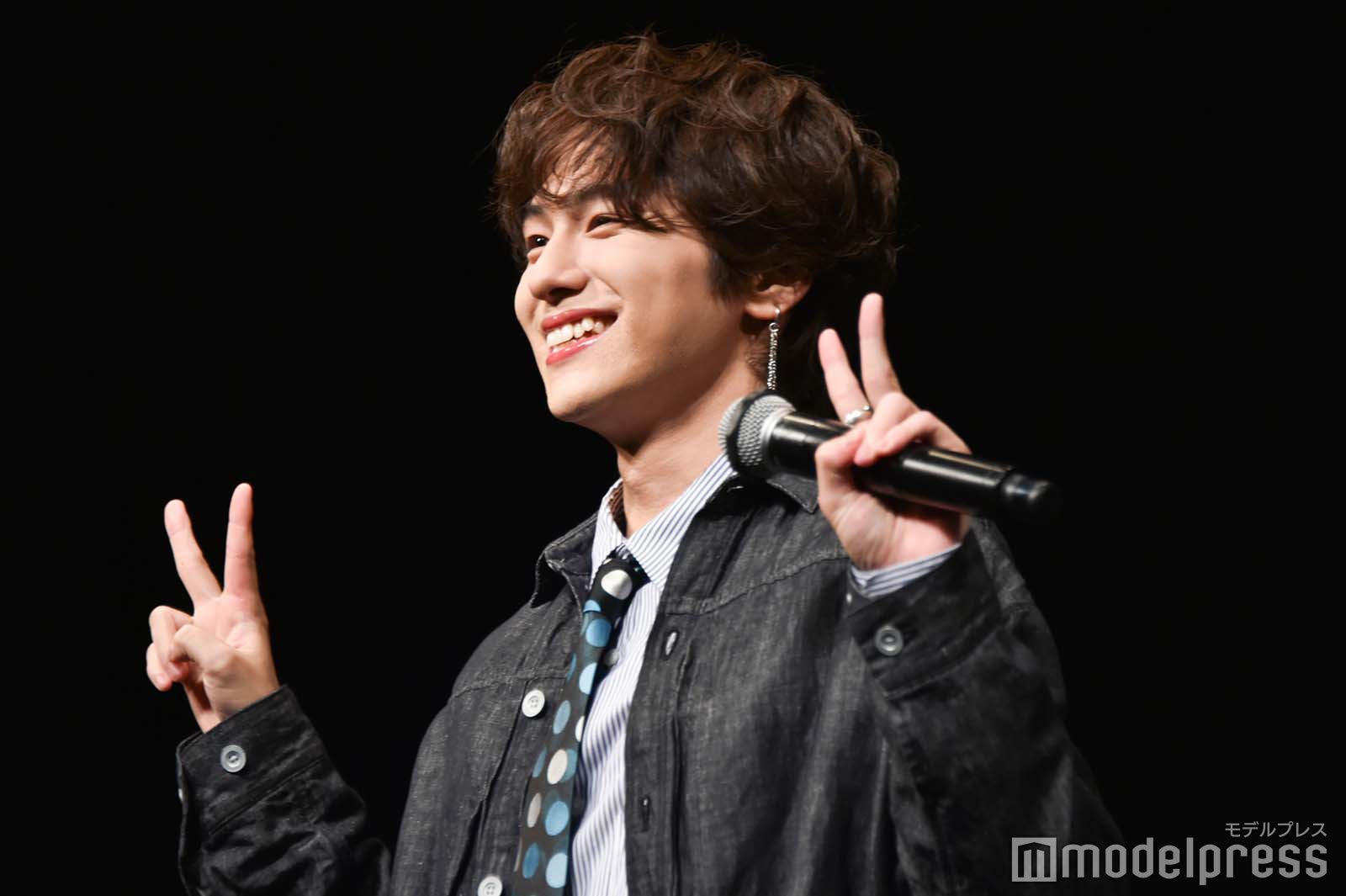 撮影タイムにファンへとびきりの笑顔を向けた山下幸輝（C）モデルプレス