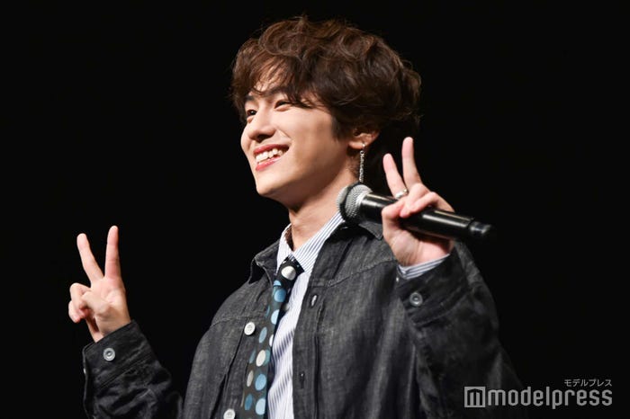 撮影タイムにファンへとびきりの笑顔を向けた山下幸輝(C)モデルプレス