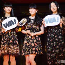 モデルプレス - Perfume、シックな花柄ドレスでレッドカーペットに登場